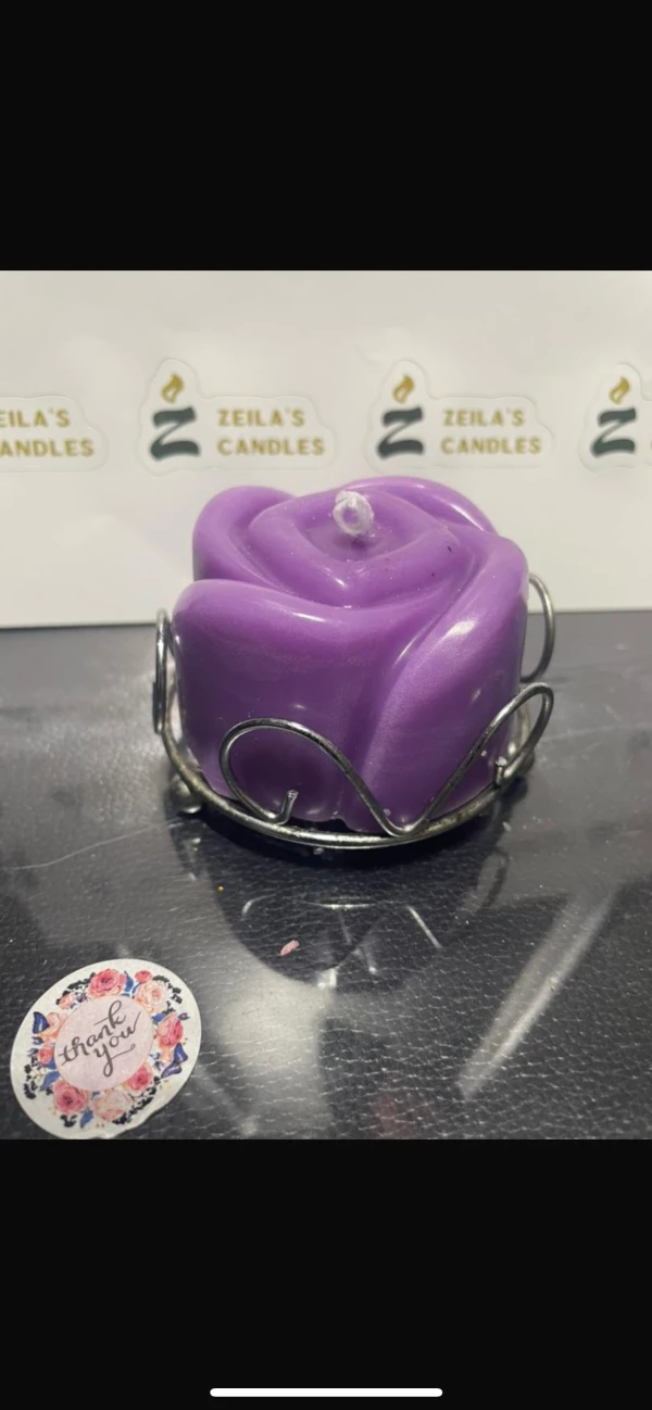 Flor con Base metálica's foto | Zeila’s Candles |  BizneCubano